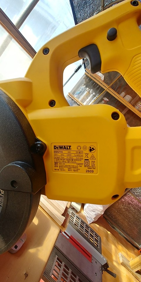 DWS774 8.5인지 슬라이딩 각도 절단기--2