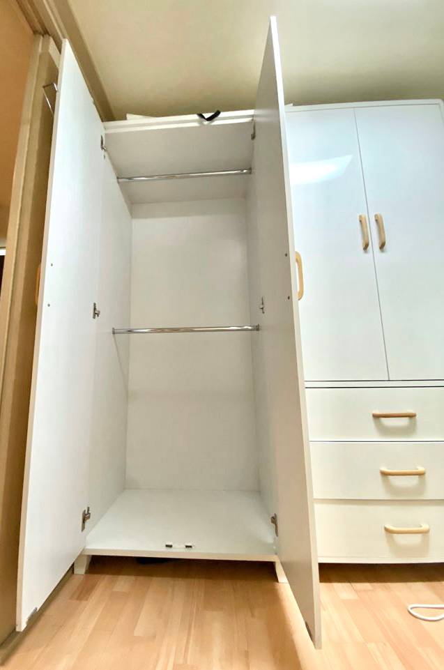 화이트 색상 원목 문고리 장롱 팝니다!--1