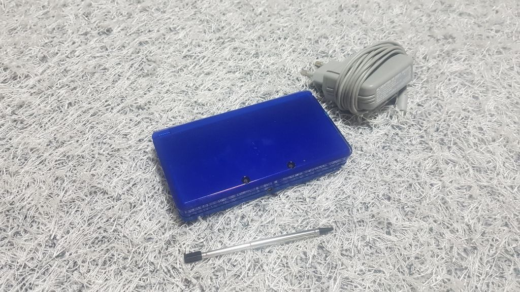 닌텐도 3ds + 정발칩 6개 + e샵 게임1개--1