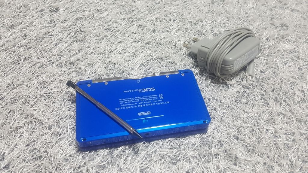 닌텐도 3ds + 정발칩 6개 + e샵 게임1개--2