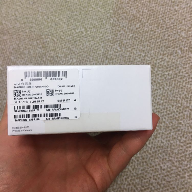 갤럭시 버즈 실버 팔아요~! 완전 미개봉 입니다--2