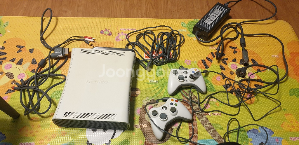 xbox 360 (본체+조이패드 2개(연결선)+게임4--0