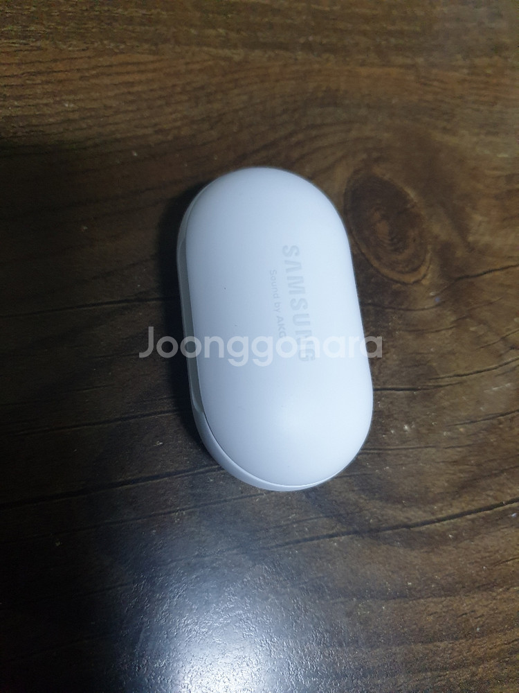 갤럭시버드(버즈) 화이트색상이고 충전케이스만 판매합니다--0