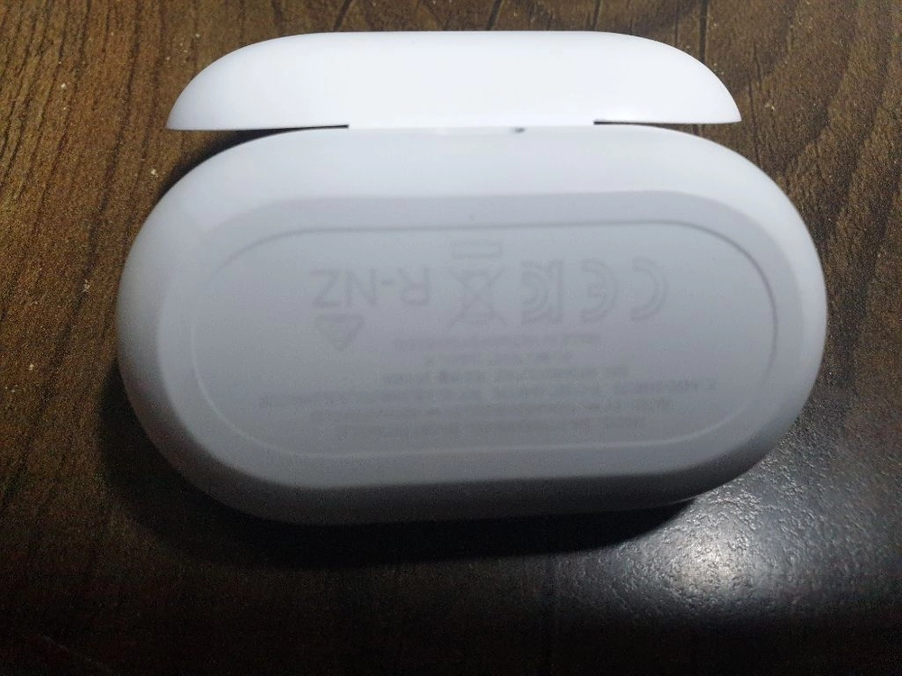 갤럭시버드(버즈) 화이트색상이고 충전케이스만 판매합니다 이미지
