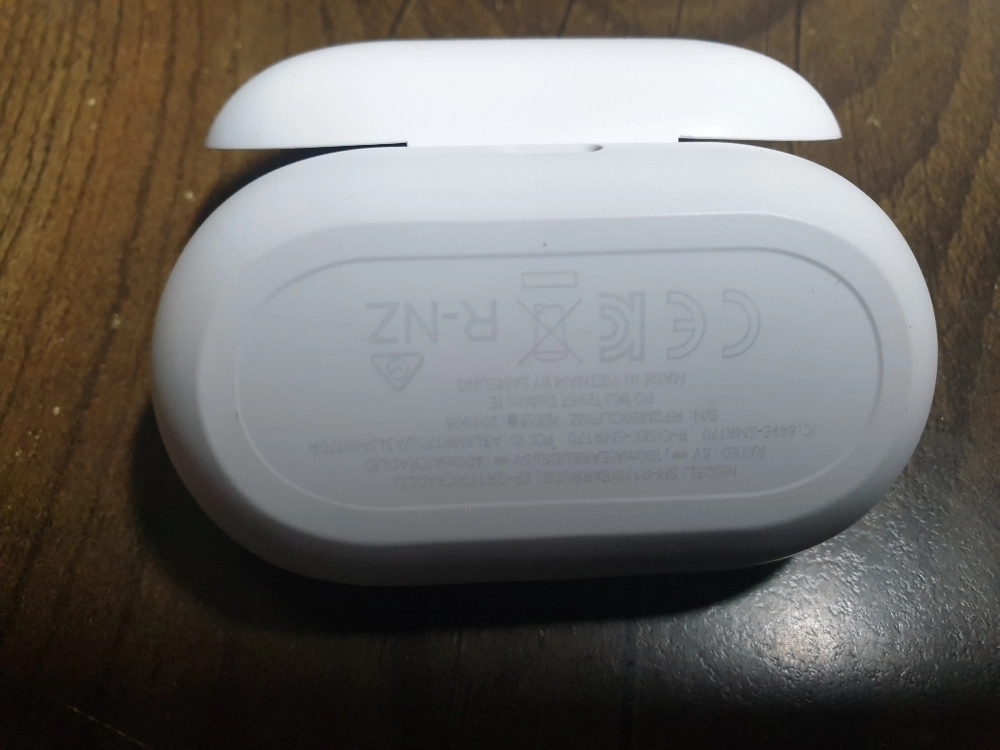 갤럭시버드(버즈) 화이트색상이고 충전케이스만 판매합니다 이미지