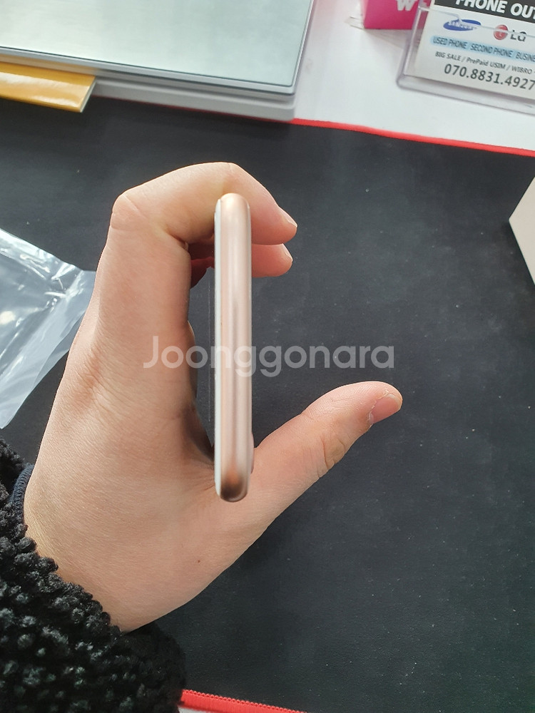 아이폰8 64GB 골드--3