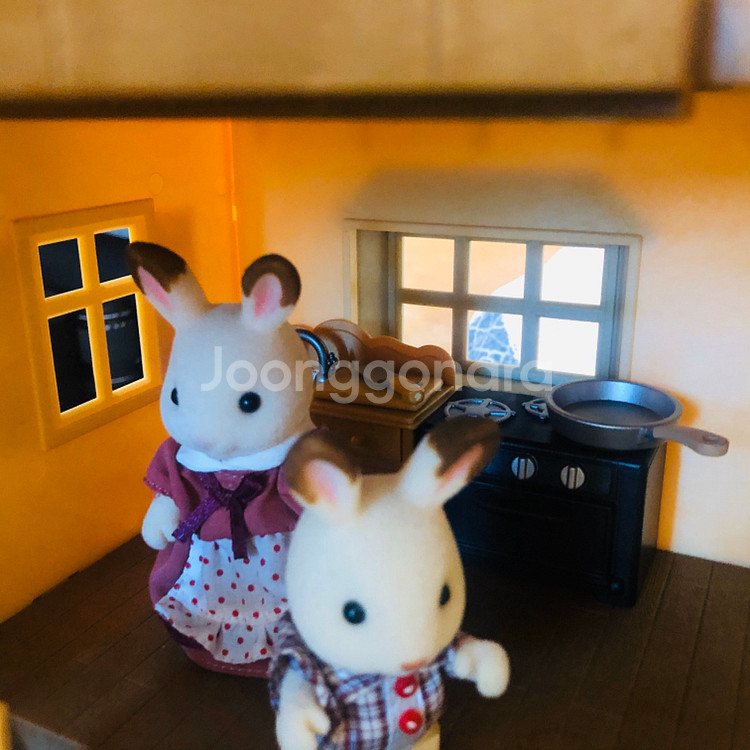 실바니안패밀리 2층집 + 토끼4인가족 + 가구세트--5