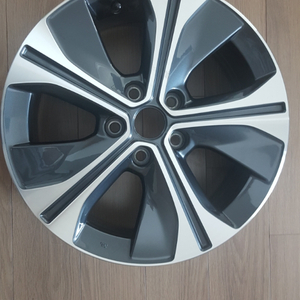 닛산 리프 SL 휠 거의새거 1개 팝니다