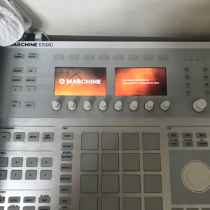 maschine studio 흰색 팝니다