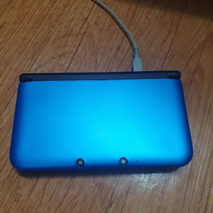 닌텐도 3ds XL 팝니다 (충전기+파우치+칩포함)