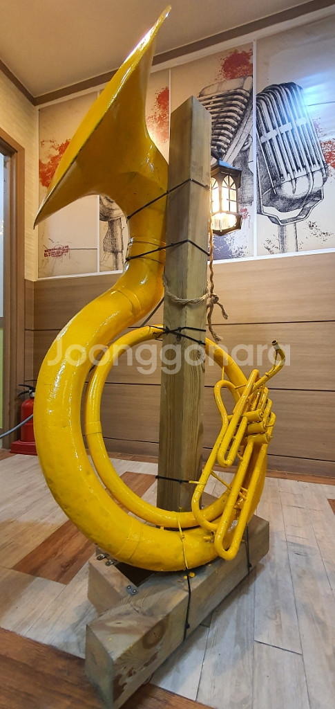 인테리어 홍보용악기(수자폰.첼로,테너색소폰)--1