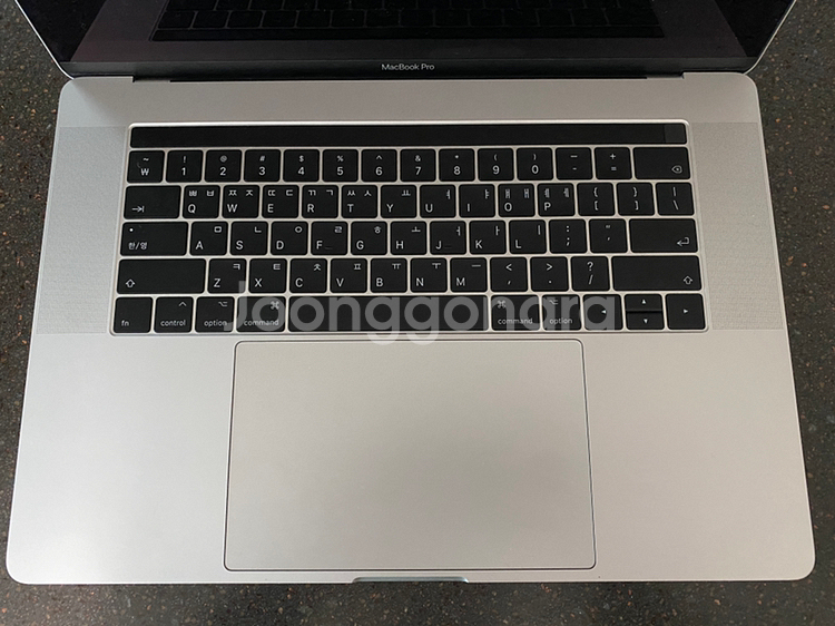 2017 맥북프로 15인치 터치바 기본형 실버 팝니다--1
