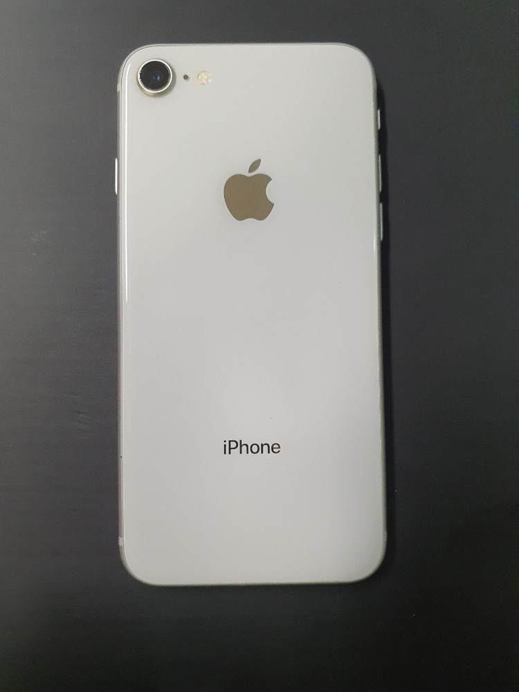 아이폰8 64g 실버색상 판매 합니다.--1