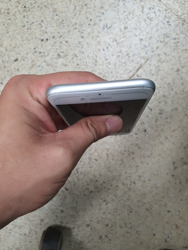 아이폰8 64g 실버색상 판매 합니다.--2