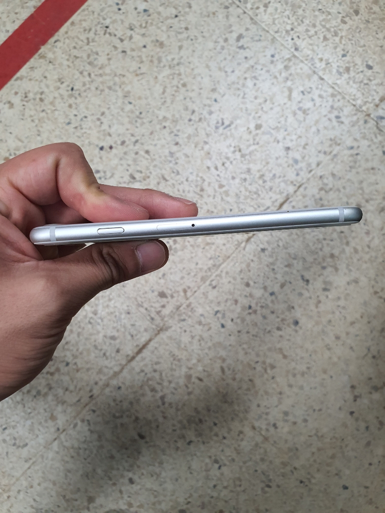 아이폰8 64g 실버색상 판매 합니다.--3