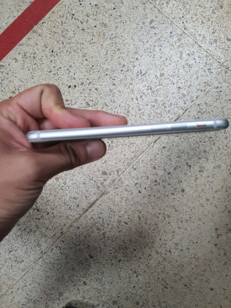 아이폰8 64g 실버색상 판매 합니다.--4