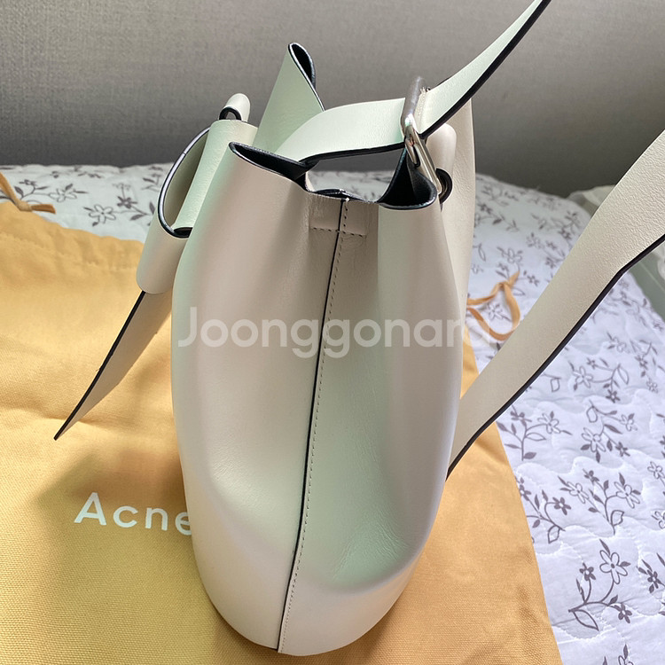 아크네 무수비 백팩 화이트--1