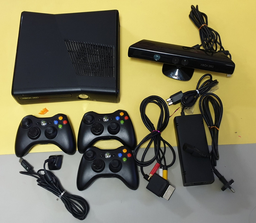 xbox360본체 + 키넥트 + 조이스틱3개--1