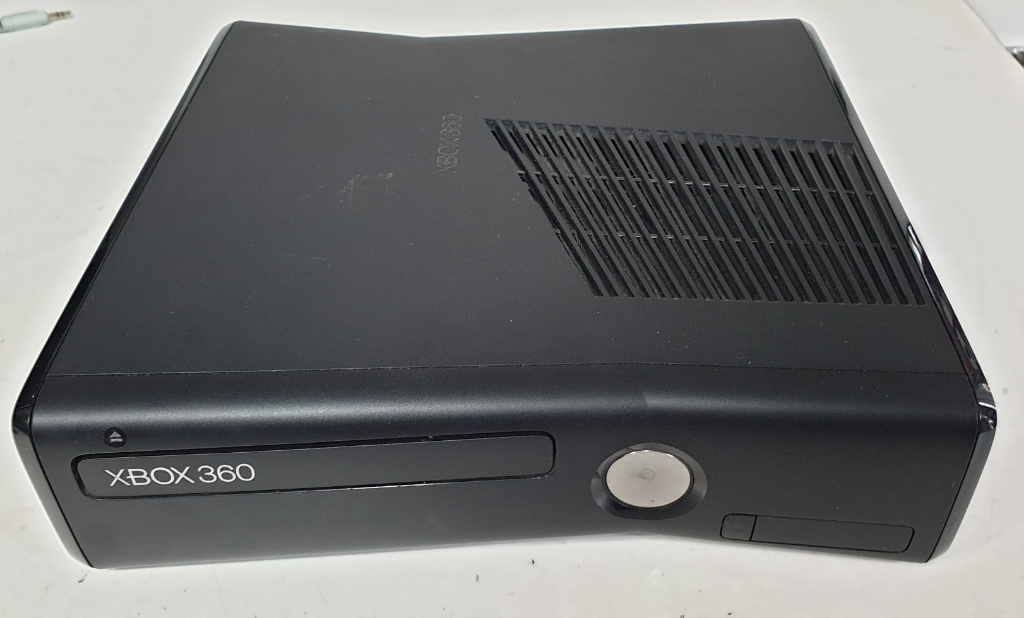 xbox360본체 + 키넥트 + 조이스틱3개--2