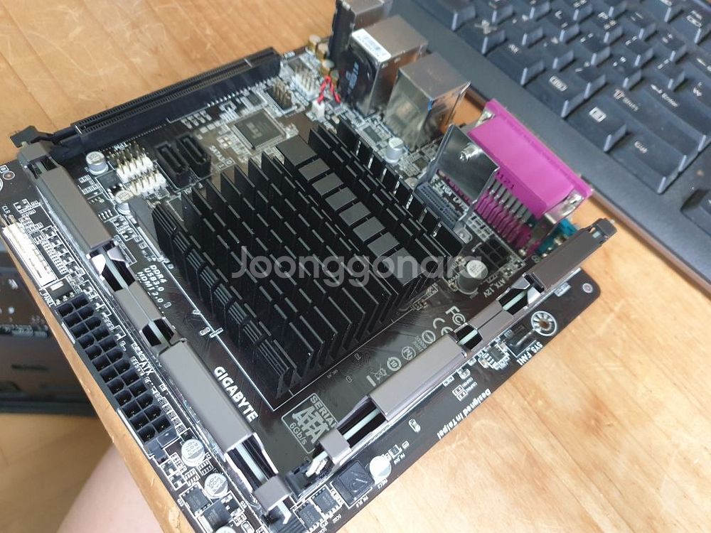 기가바이트 j4005 d2p메인보드와 8기가 x 2개--6