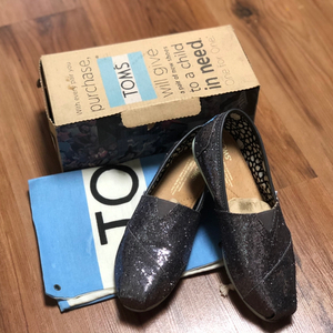 탐스(TOMS) 네이비 글리터입니다. 245