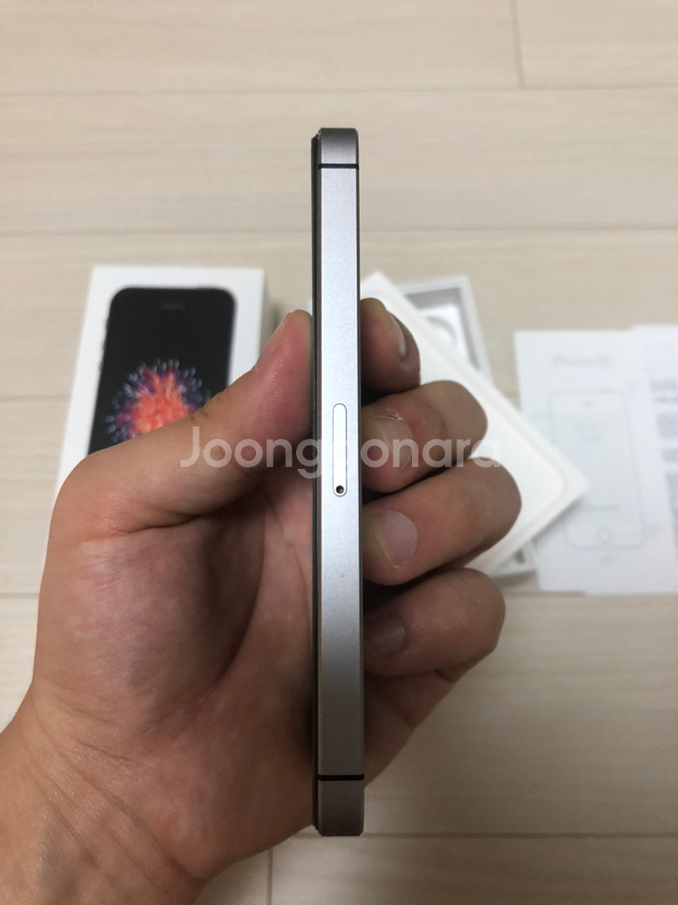 아이폰se1 64gb 스페이스그레이 팝니다.--1
