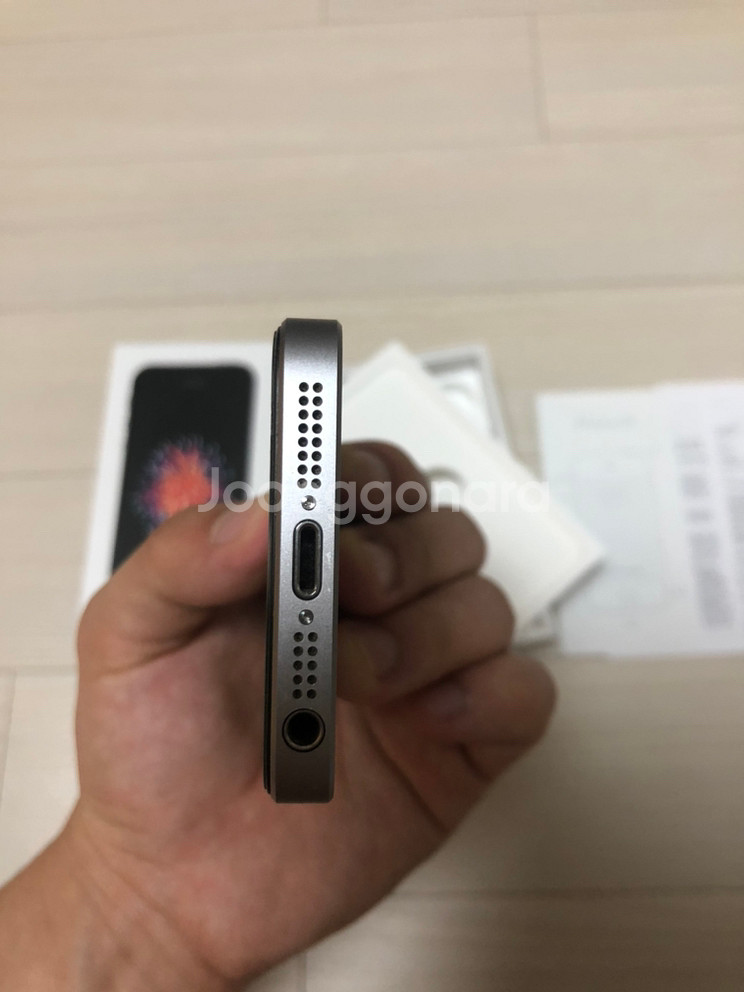 아이폰se1 64gb 스페이스그레이 팝니다.--2