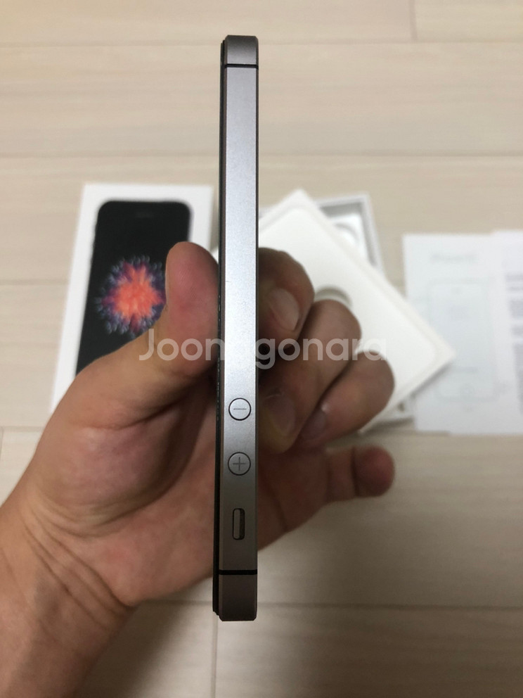 아이폰se1 64gb 스페이스그레이 팝니다.--3