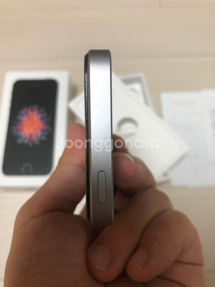아이폰se1 64gb 스페이스그레이 팝니다.--4