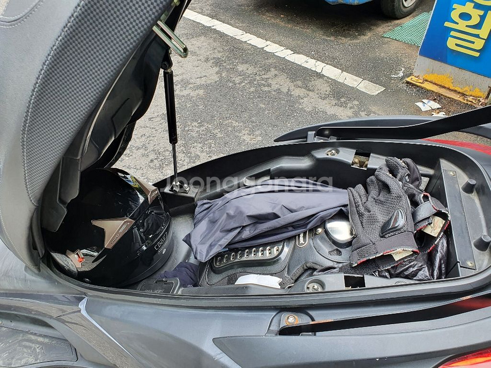 킴코 다운타운 2016년식 신형 125i탑박스 튜닝판매--4