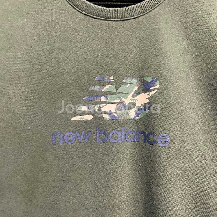 뉴발란스 카모 맨투맨--4