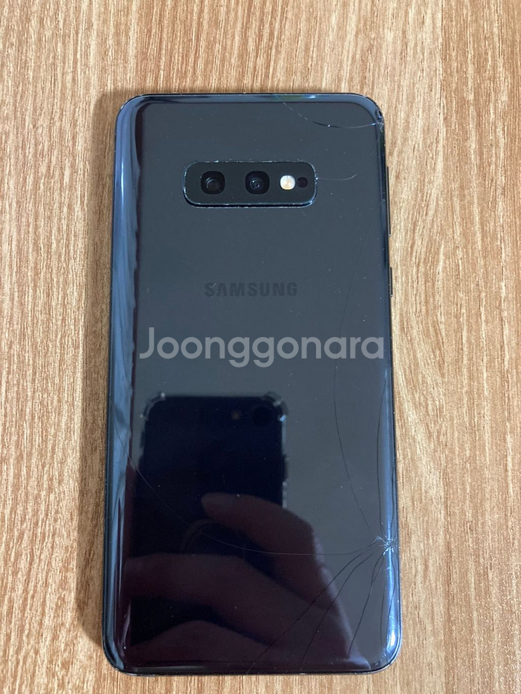 갤럭시s10e 블랙 128GB 팝니다(찍힘,깨짐있음)--1