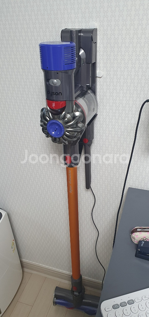 다이슨 청소기 V8 앱솔루트 급처합니다.--0