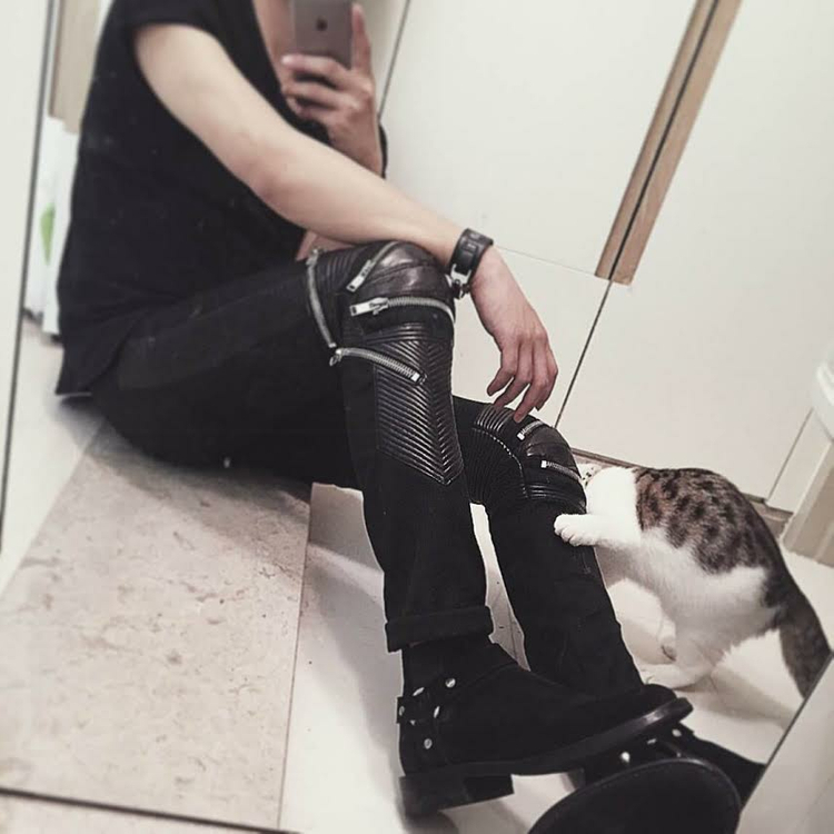 생로랑 레더패널 진 바지 이미지