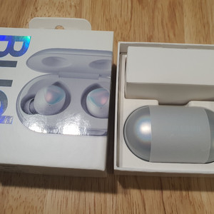 갤럭시버즈 실버 팝니다. 상태 A급. 택포6.5