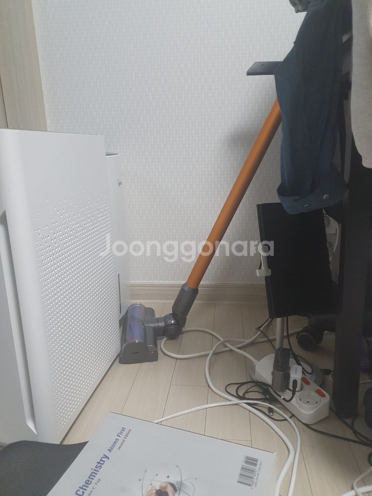 다이슨 v8 거의 새거.. 청소기통 1회 비움--0