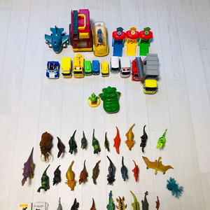 공룡 장난감과 자동차 장난감 여러개