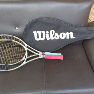 윌슨 테니스라켓 팝니다.