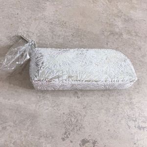 맥 파우치-홀리데이
