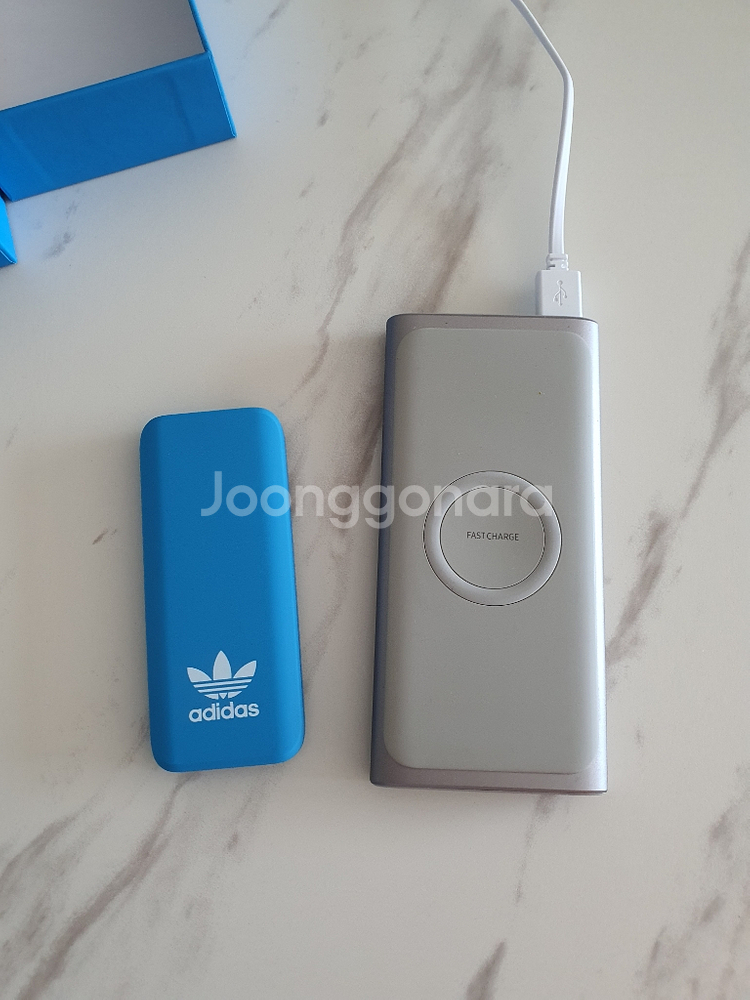 [새상품]아디다스 휴대폰 보조밧데리 보조--2