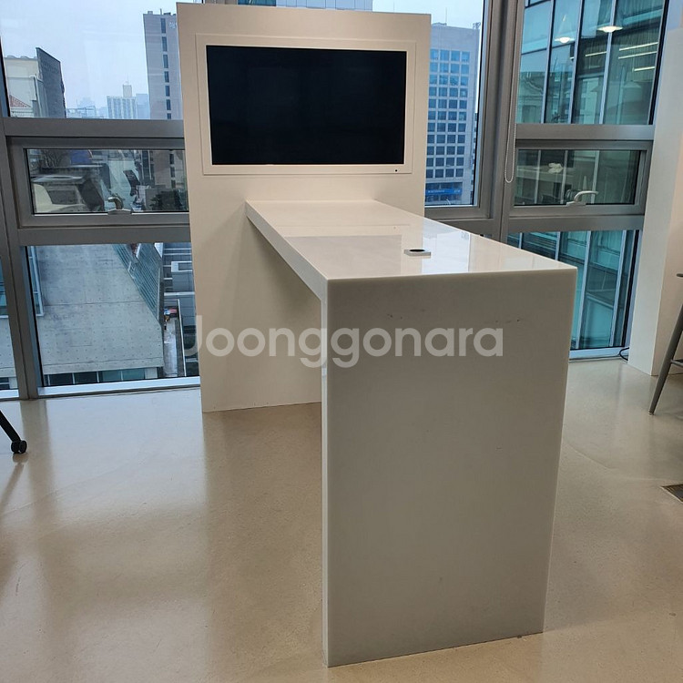 다용도 티비달린 책상 판매합니다--1