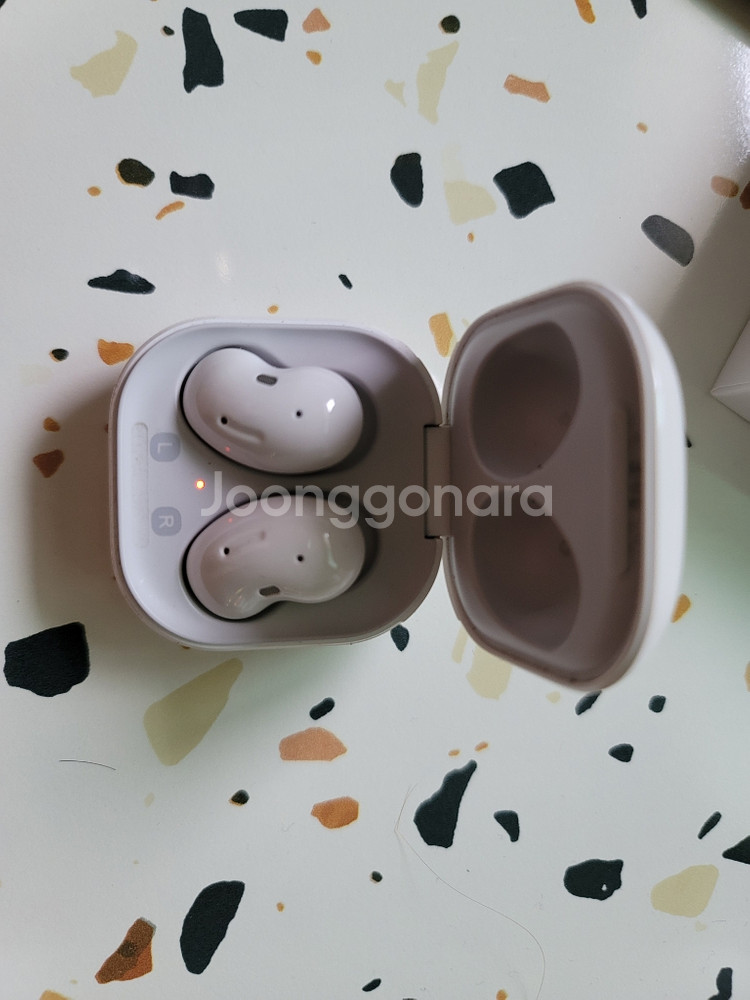 갤럭시 버즈 라이브 화이트--3