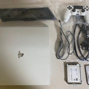 PS4 PRO 7218B(SSD 장착) 판매합니다.