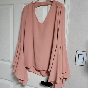 뒤트임블라우스