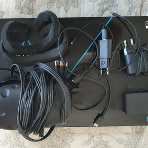 HTC VIVE 구성품 팝니다.