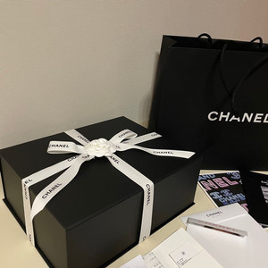 샤넬 클래식 미듐/캐비어/은장 블랙 박스 미개봉 새상품