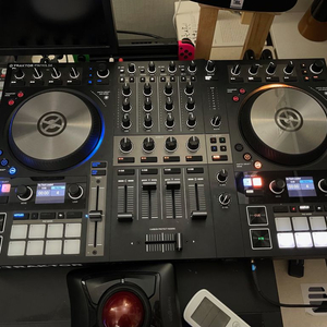 DJ/ TRAKTOR KONTROL S4 MK3