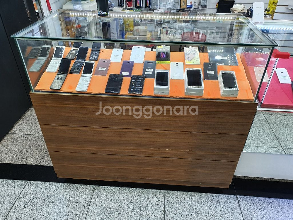 핸드폰 매대 진열장 장식장 판매 합니다--3