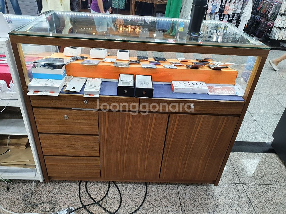 핸드폰 매대 진열장 장식장 판매 합니다--4