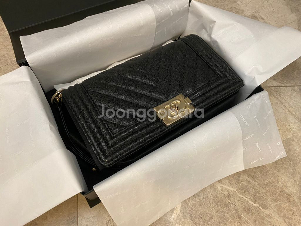 샤넬 보이백 미디움 캐비어 쉐브론 샴페인골드--3